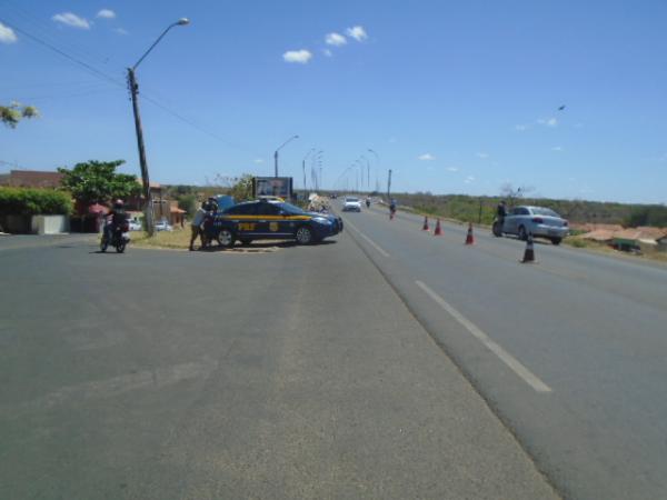 PRF realiza blitz na ponte que liga Floriano a Bar&atilde;o de Graja&uacute;.(Imagem:FlorianoNews)