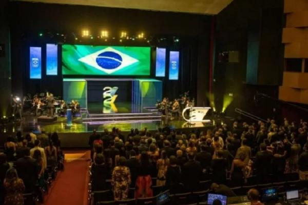 Rebeca Andrade e Isaquias Queiroz ganham prêmio de atleta do ano do COB