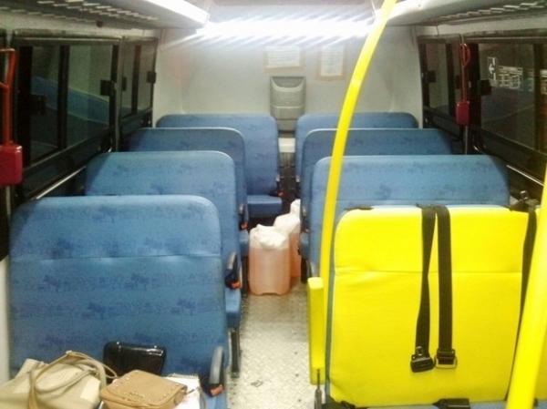 Ônibus é flagrado transportando 100 litros de combustível junto aos alunos