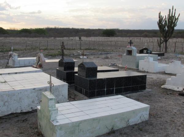 Secret&aacute;rio de Pimenteiras diz que vai murar cemit&eacute;rios e n&atilde;o construir.(Imagem:Gilcilene Ara&uacute;jo/ G1)