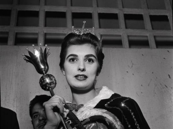 Coroa&ccedil;&atilde;o de Adalgisa Colombo em 1958 como Miss Brasil.(Imagem:Arquivo O Globo)