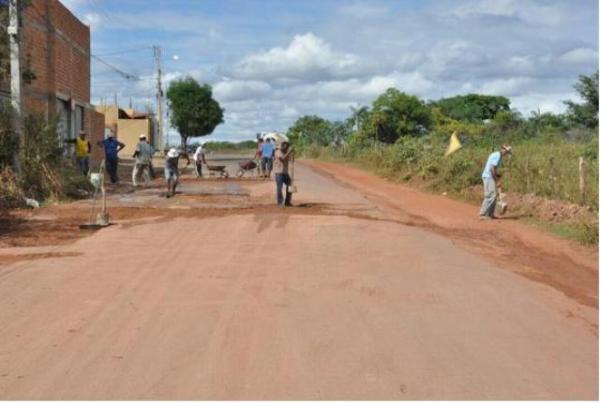 Opera&ccedil;&atilde;o Tapa-Buraco recupera Avenida que d&aacute; acesso ao bairro Nossa Senhora da Guia.(Imagem:SECOM)
