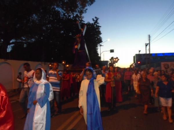 Fiéis participam da procissão de Bom Jesus dos Passos em Floriano