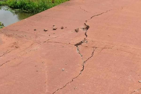  Passagem molhada constru&iacute;da h&aacute; cinco anos em Picos &eacute; interditada por risco de desabamento.(Imagem:Divulga&ccedil;&atilde;o/Prefeitura de Picos )