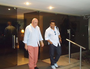 Assis diz que Ronaldinho assina distrato com o Milan nesta quinta