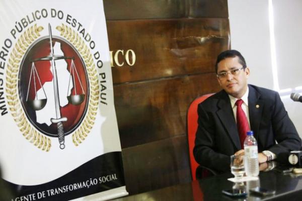 Procurador aciona Janot para derrubar lei que proíbe investigação de autoridades
