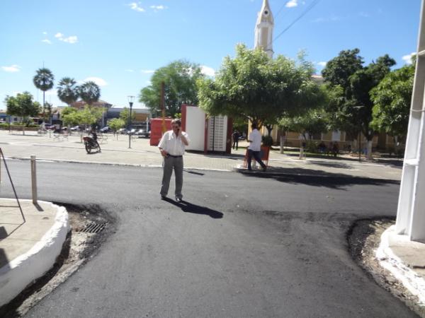 Avelino Neiva verifica obras de pavimenta&ccedil;&atilde;o asf&aacute;ltica em Floriano.(Imagem:FlorianoNews)