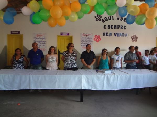 Aluna Geisa Ra&iacute;sa &eacute; recebida com festa em Floriano. (Imagem: FlorianoNews)