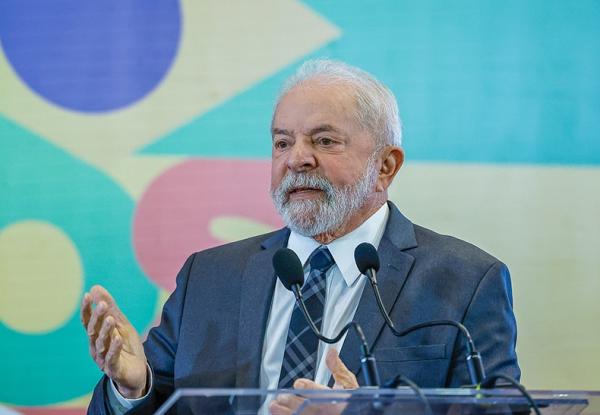 Lula chama Bolsonaro de "titica" em discurso no Paraná