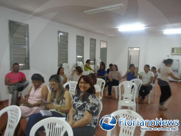 Ger&ecirc;ncia Regional de Educa&ccedil;&atilde;o realiza reuni&atilde;o com servidores.(Imagem:FlorianoNews)