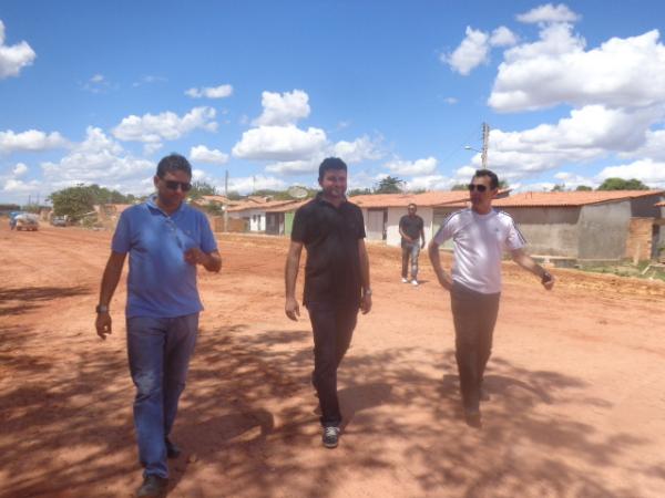 Prefeito Gilberto J&uacute;nior visitou obras de pavimenta&ccedil;&atilde;o asf&aacute;ltica na Av. Beira-Rio.(Imagem:FlorianoNews)