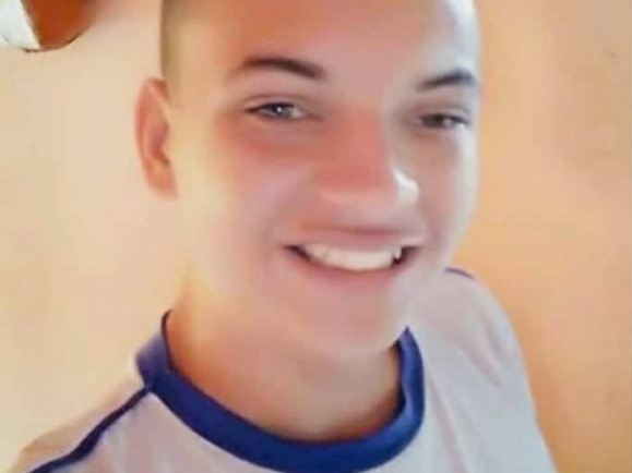 Adolescente morre eletrocutado ao usar celular ligado na tomada
