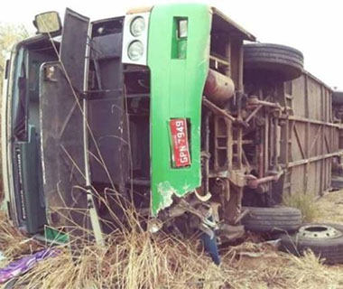 Ônibus com romeiros capota e mata duas pessoas no Ceará