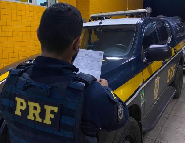 PRF em Floriano cumpre mandado de prisão e prende homem acusado de estelionato