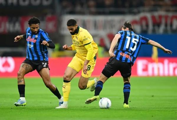 &Eacute;derson, volante da Atalanta (&agrave; esquerda na foto), foi convocado para o lugar do lateral-direito Wesley, cortado por les&atilde;o. (Imagem:Reuters/Daniele Mascolo/proibida reprodu&ccedil;&atilde;o)