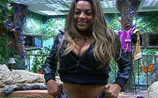 Monique conta para Renata o que rolou sob o edredom