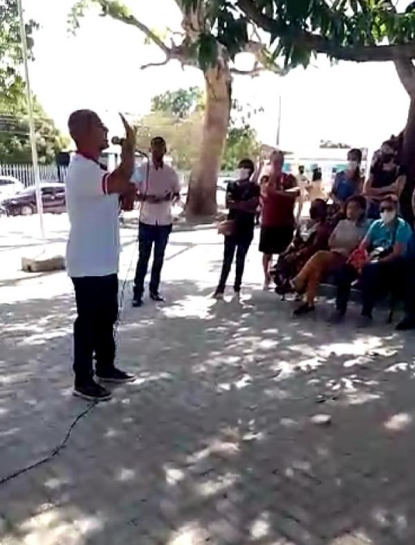 Servidores municipais realizam protesto em frente &agrave; Prefeitura de Floriano(Imagem:Reprodu&ccedil;&atilde;o)