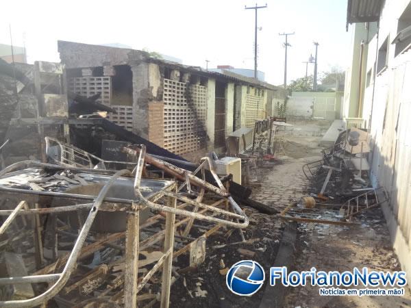 Inc&ecirc;ndio atinge parte do Hospital Regional Tib&eacute;rio Nunes em Floriano.(Imagem:FlorianoNews)