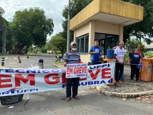 Servidores administrativos em greve fecham port&otilde;es da UFPI e paralisam Restaurante Universit&aacute;rio em Teresina.(Imagem: Maira Campos/ g1 Piau&iacute;)