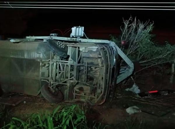 Ônibus clandestino tomba na BR-135 em Bom Jesus; dois passageiros ficam gravemente feridos