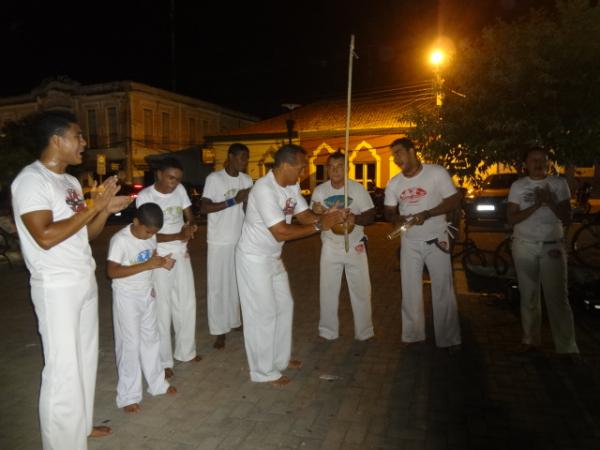 Grupo ?Abad&aacute; Capoeira? se apresentou neste domingo no centro de Floriano.(Imagem:FlorianoNews)