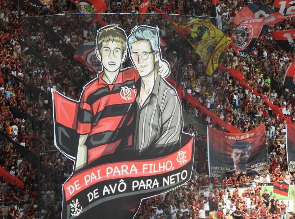 Filipe Lu&iacute;s, ainda crian&ccedil;a, &eacute; retratado ao lado do av&ocirc; Ivo com a camisa do Flamengo.(Imagem:Fred Gomes)