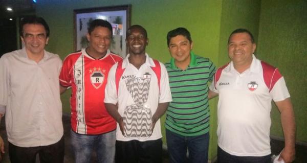 Amarildo com presente dado pela torcida do River-PI.(Imagem:Divulga&ccedil;&atilde;o/RAC)