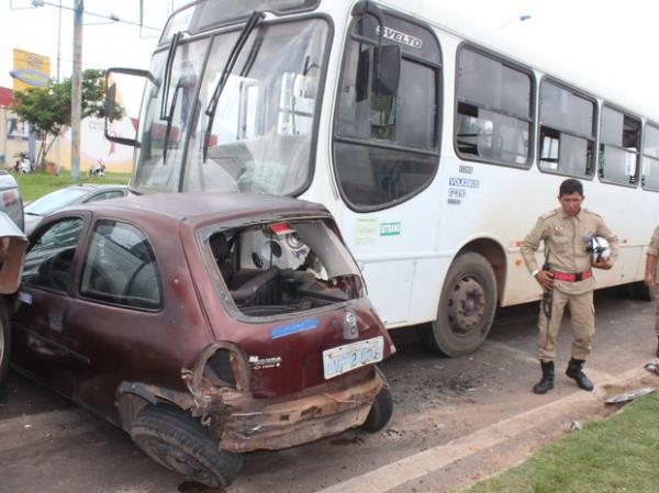 Ônibus desgovernado arrasta cinco carros e um bebê fica ferido na capital