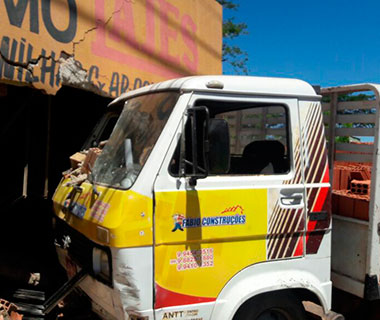 Caminhão carregado de tijolos perde controle e invade depósito no Dirceu