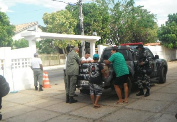For&ccedil;a T&aacute;tica prendeu dois homens acusados de ca&ccedil;a predat&oacute;ria.(Imagem:FlorianoNews)