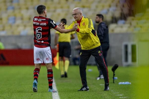  Ayrton Lucas cumprimenta Dorival J&uacute;nior depois do gol do Flamengo.(Imagem:Marcelo Cortes / Flamengo )