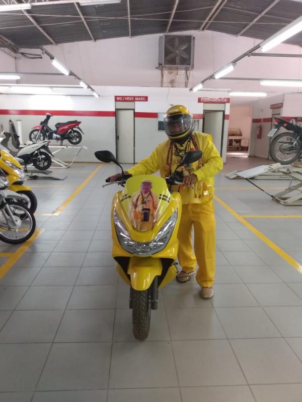Cajueiro Motos presenteia Repórter Amarelinho com a nova PCX personalizada. (Imagem:FlorianoNews)