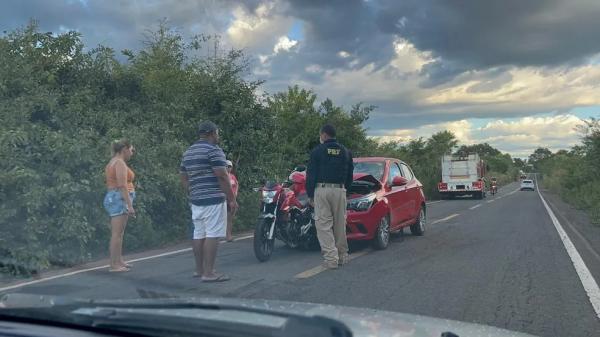 Acidente entre carro e moto na PI que liga Piripiri a Pedro II deixa uma mulher morta presa às ferra