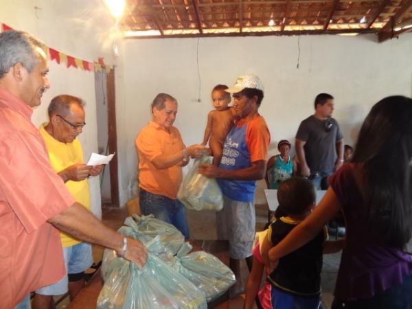 Sr Greg&oacute;rio Monteiro entregou cestas b&aacute;sicas aos moradores do Cajueiro Dois.(Imagem:FlorianoNews)