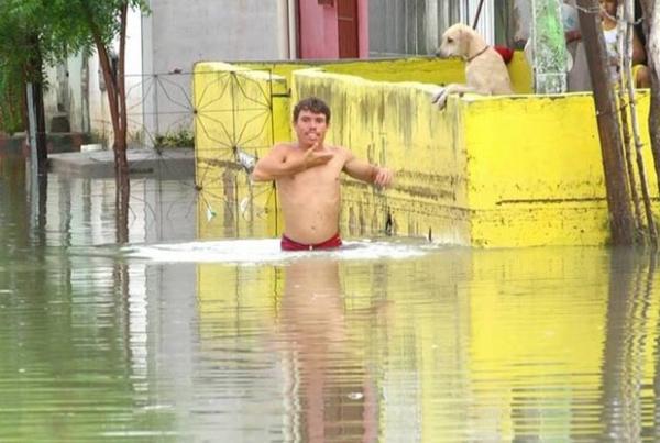 Chuva causa alagamentos e rua vira piscin&atilde;o em Parna&iacute;ba(Imagem:Jota Ara&uacute;jo)