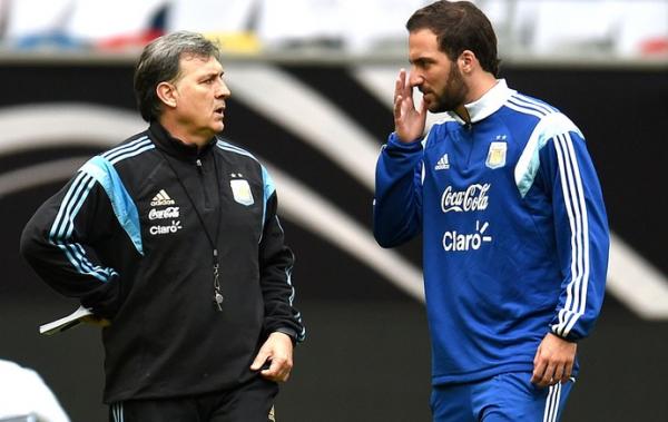 Estreante no cargo, t&eacute;cnico Tata Martino conversa com Higua&iacute;n.(Imagem:Ag&ecirc;ncia AFP)