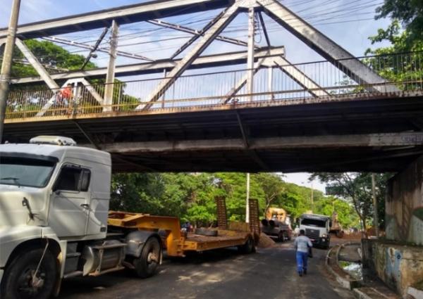 Asfalto rompe e tráfego de veículos na Avenida Maranhão é interrompido