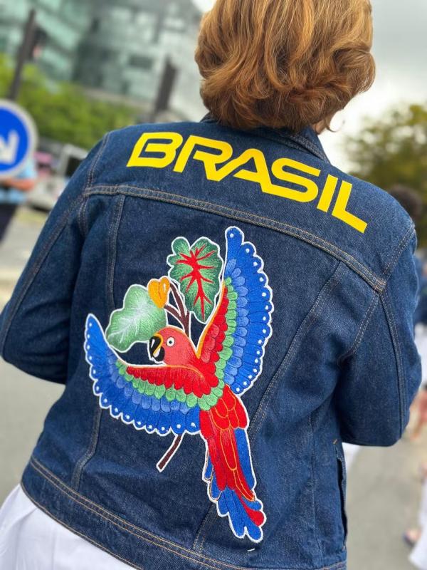 Uniforme brasileiro na abertura das Olimpíadas provoca críticas e elogios na web