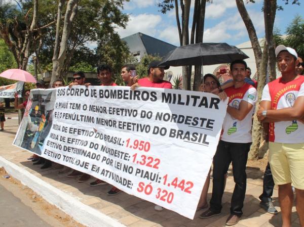 Desfile cívico-militar em Teresina é marcado por protestos isolados