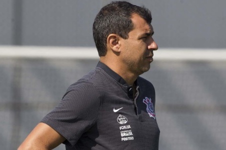 Corinthians vai na contramão dos rivais e monta 2019 em função de Carille