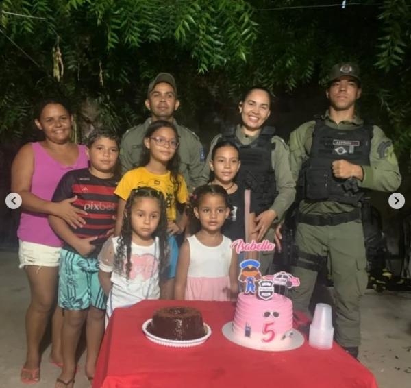 Patrulha Maria da Penha celebra aniversário surpresa de admiradora mirim em Floriano