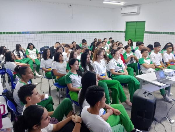 Estudantes da rede estadual participam de revisão e intensificam preparação para seletiva