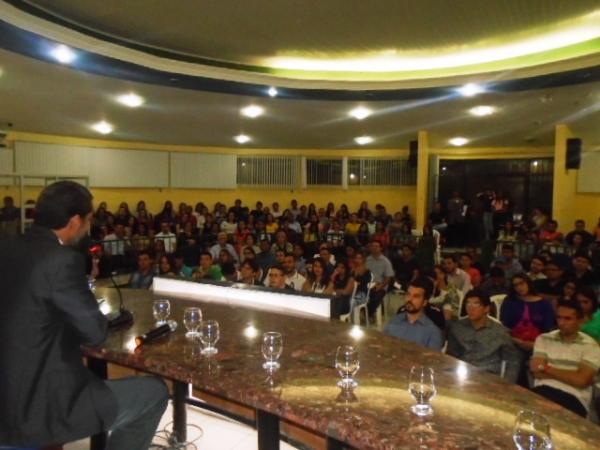 Floriano sedia I Debate Jur&iacute;dico de Ci&ecirc;ncias Criminais da FAESF.(Imagem:FlorianoNews)