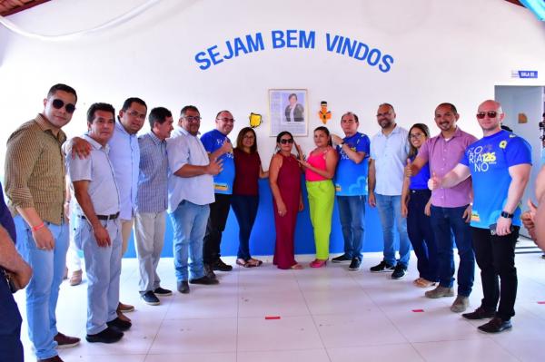 Vereadores participam de entregas do mercado p&uacute;blico e escola no Amolar.(Imagem:CMF)