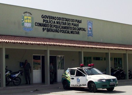Trio invade casa de policial e faz família de refém durante assalto