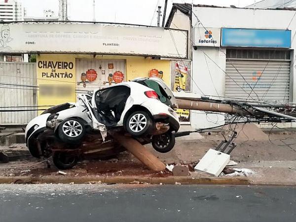 Motorista morre após carro bater e cortar poste ao meio em Cuiabá