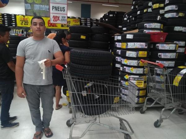 Consumidor comprou pneus para renovar o ve&iacute;culo, em Teresina.(Imagem:Glayson Costa/G1)