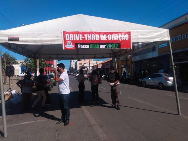 Evangélicos realizam drive-thru da oração em Floriano