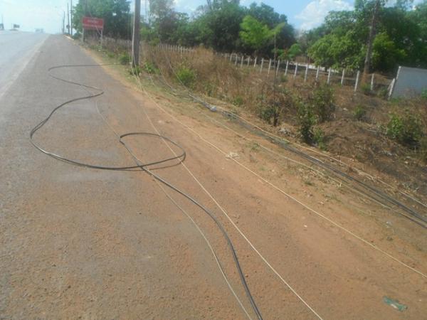 Ca&ccedil;amba atinge cordoalha de a&ccedil;o e derruba 4 postes de energia el&eacute;trica em Floriano.(Imagem:FlorianoNews)