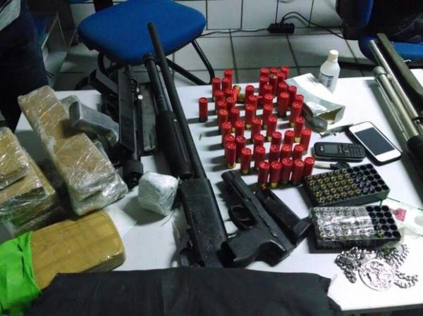 Drogas e pistola de PM morto em s&iacute;tio foram encontrados com o grupo.(Imagem:Pol&iacute;cia Militar)